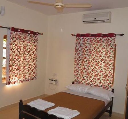 The Crib Hotel Morjim Ngoại thất bức ảnh