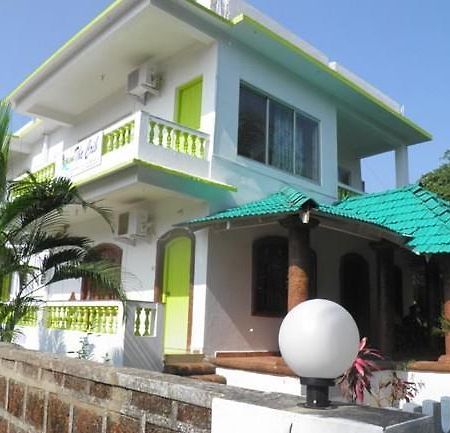 The Crib Hotel Morjim Ngoại thất bức ảnh