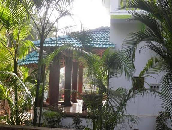 The Crib Hotel Morjim Ngoại thất bức ảnh